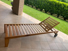 Carica l'immagine nel visualizzatore di Gallery, Lettino prendisole in legno iroko