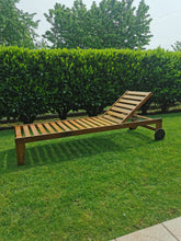 Carica l'immagine nel visualizzatore di Gallery, Lettino prendisole in legno iroko