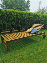 Carica l'immagine nel visualizzatore di Gallery, Lettino prendisole in legno iroko
